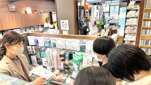 楽器店見学に行きました